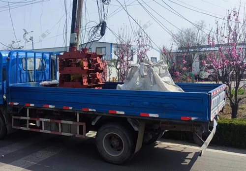 華礦集團(tuán)一批無(wú)極繩絞車(chē)配件發(fā)往山西